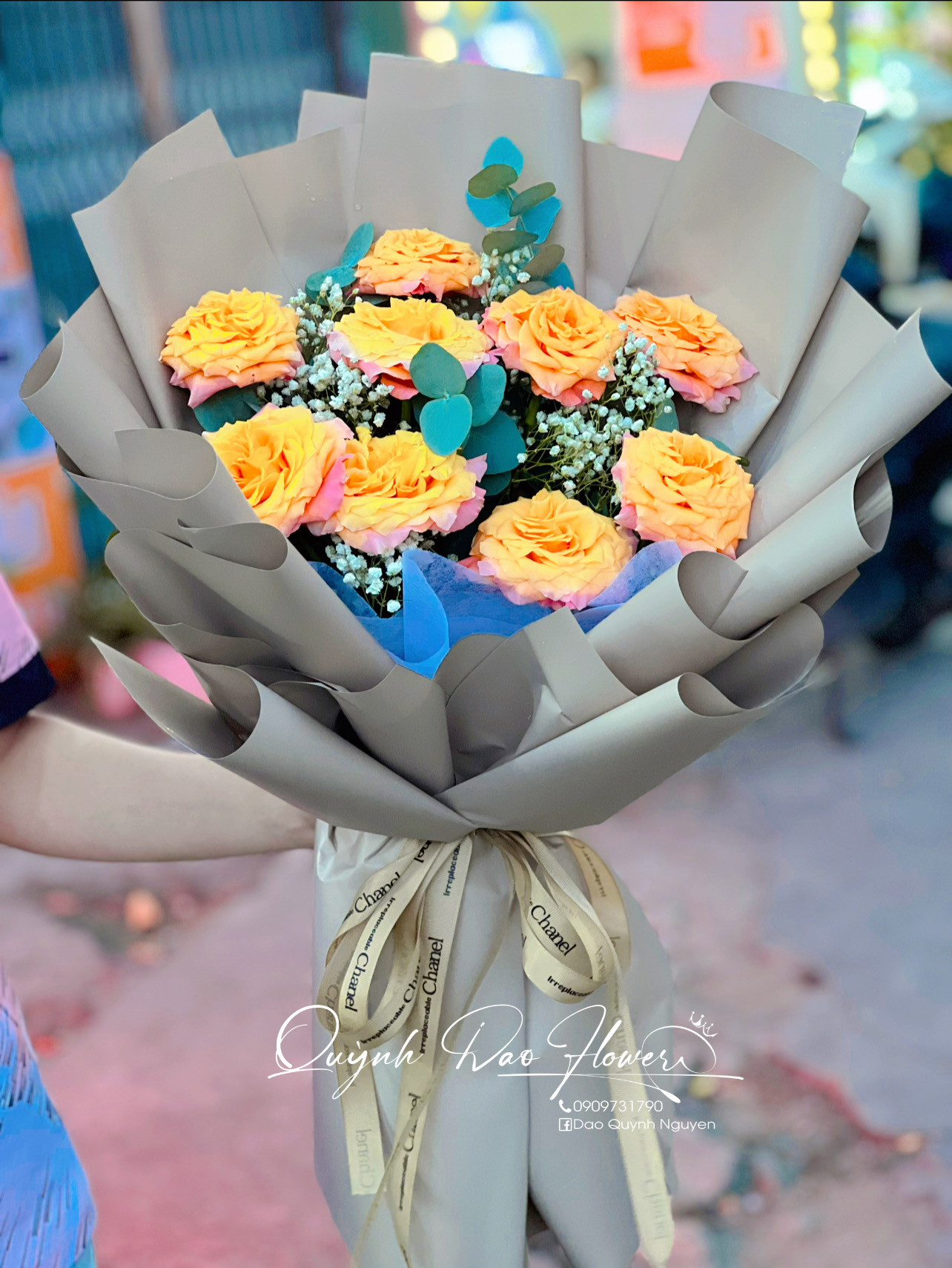 Bó hoa màu cam nhỏ xinh