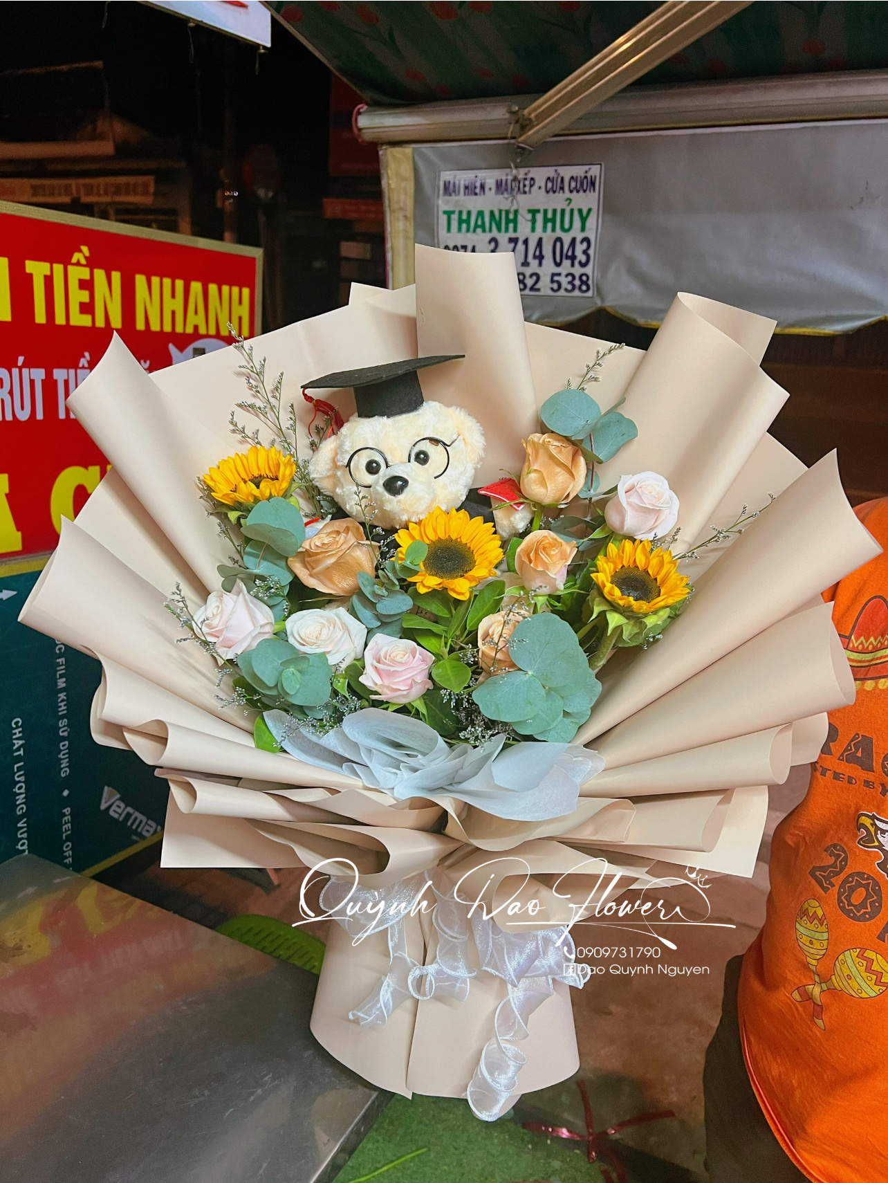 Bó hoa tốt nghiệp, hoa tươi kèm gấu, gấu tốt nghiệp 
