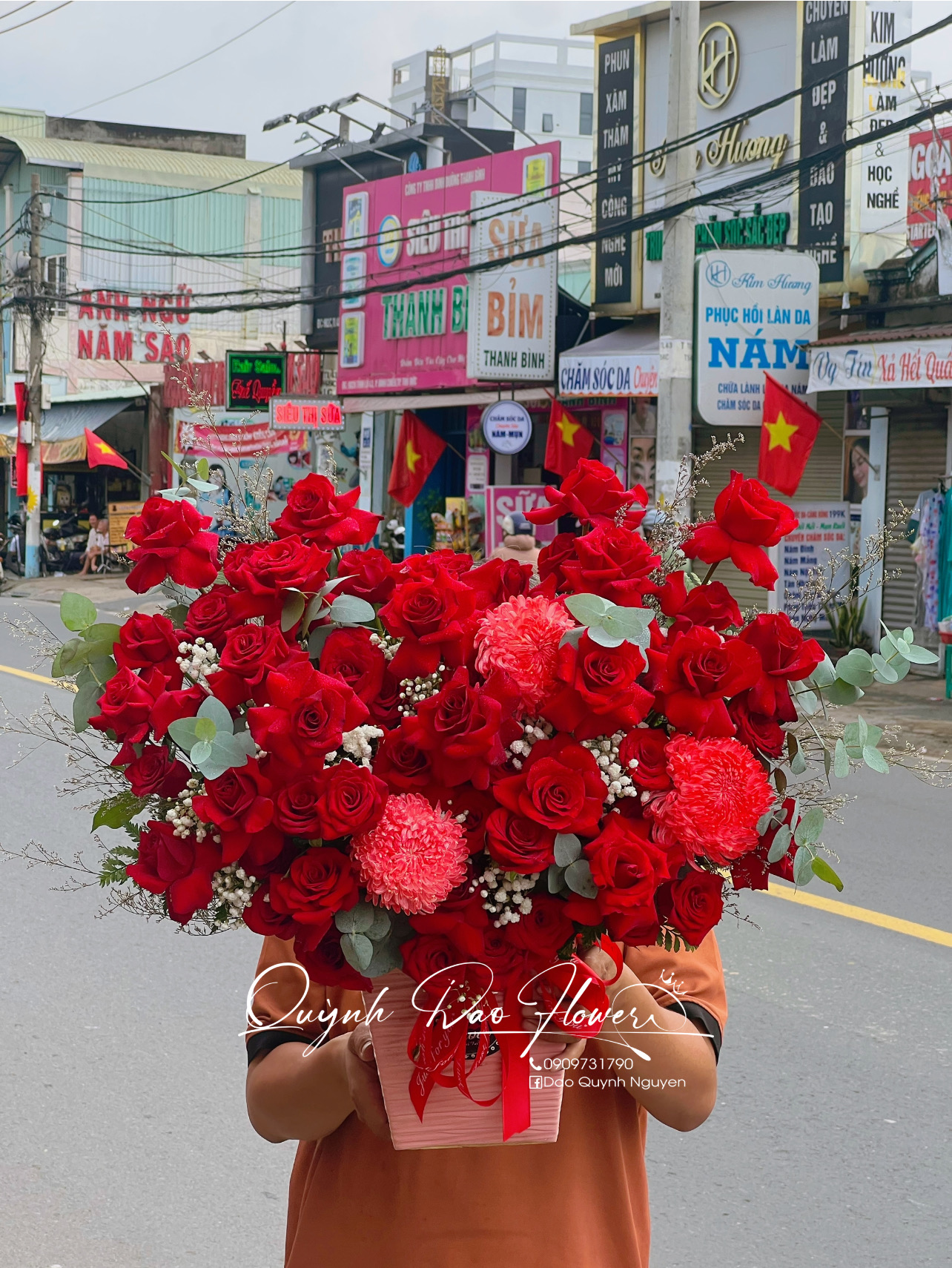 Lẵng hoa đỏ kèm cúc mẫu đơn 