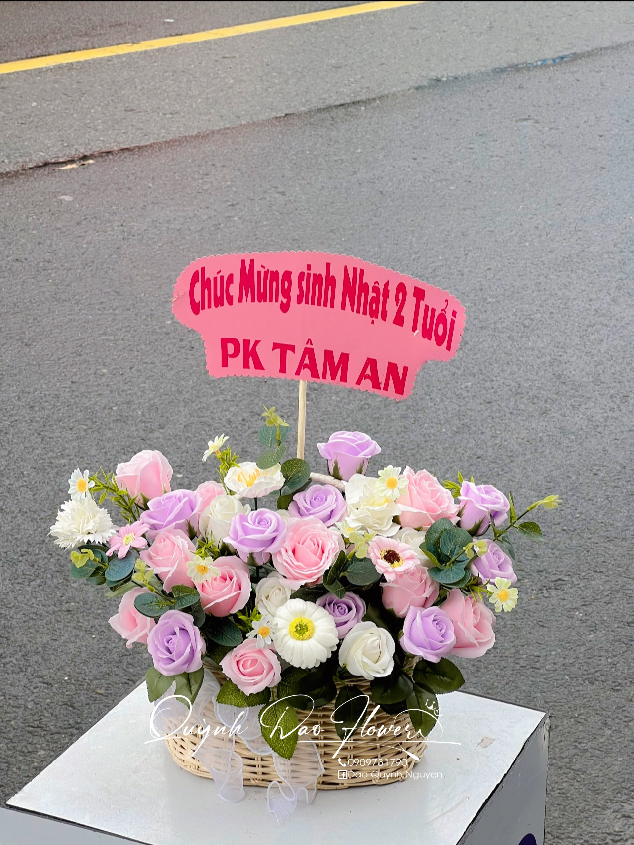 Giỏ hoa sáp tone tím