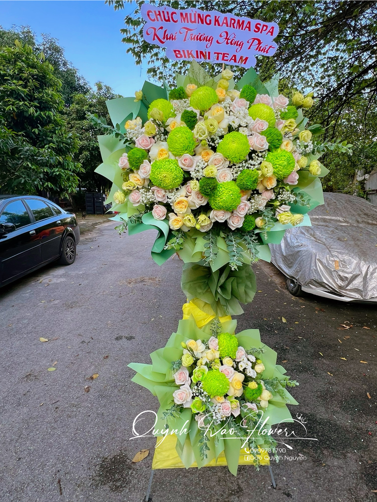 Kệ khai trương tone xanh lá mix cúc mẫu đơn