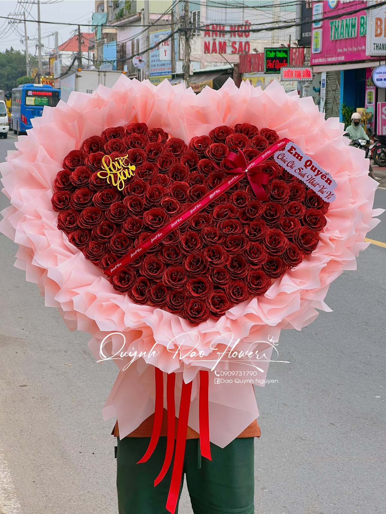 Bó hoa trái tim 99 bông khổng lồ