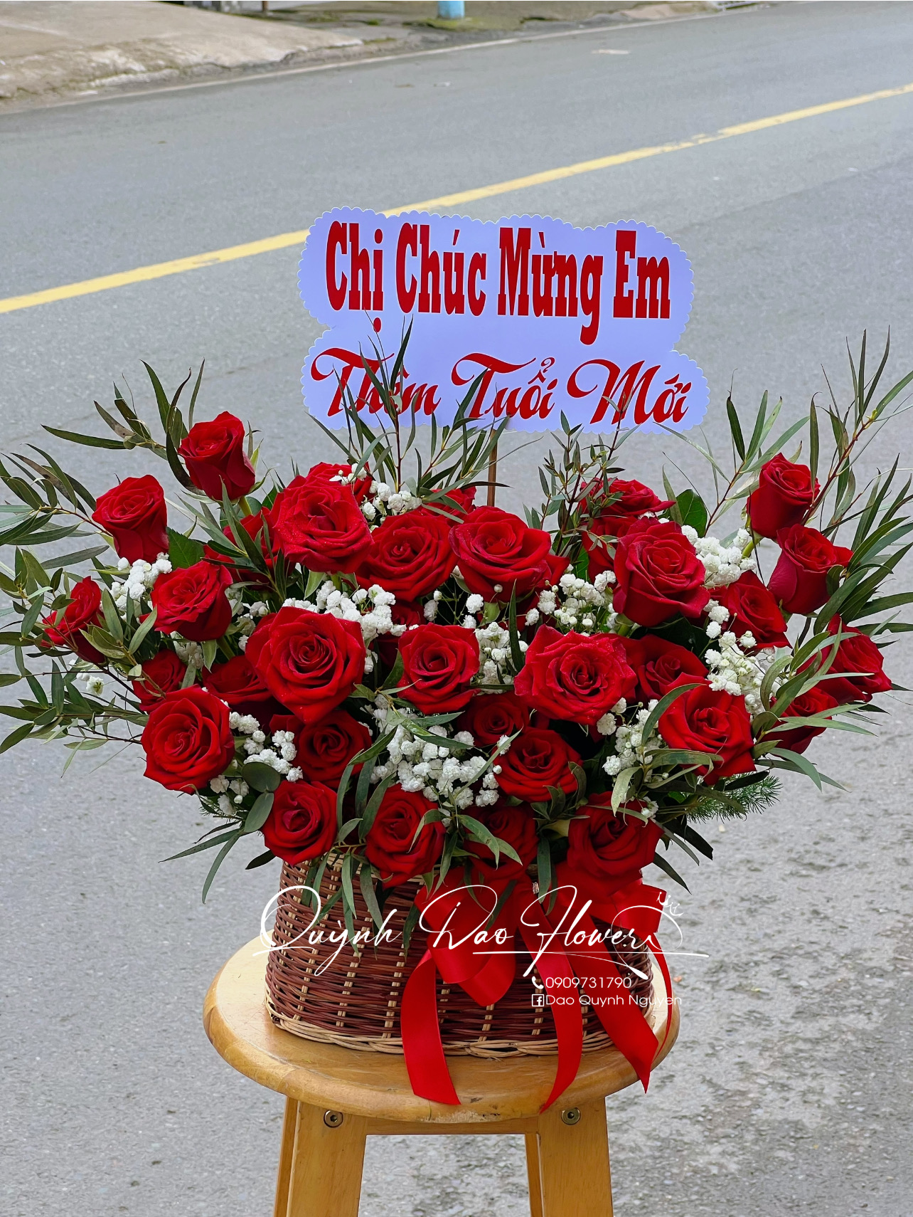 Giỏ hoa đỏ chúc mừng 