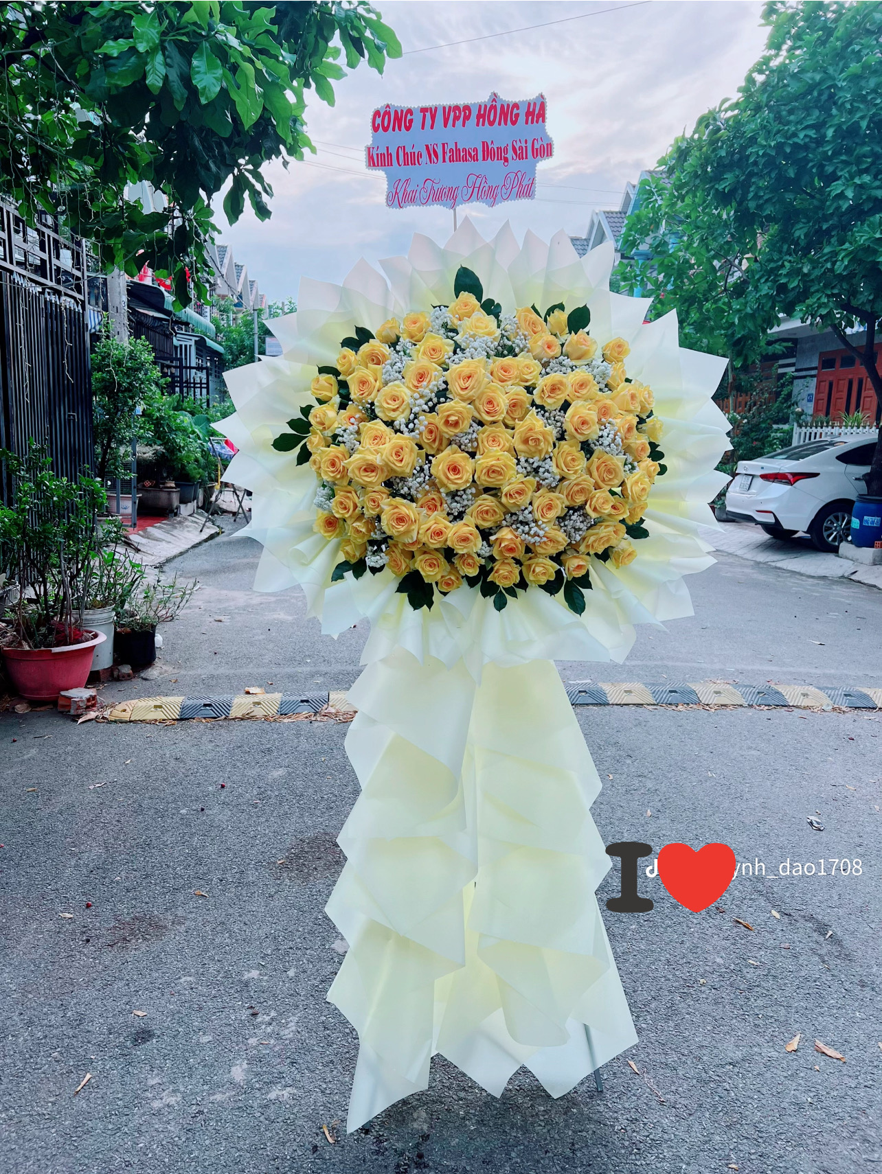 Kệ hoa khai trương tone vàng giá rẻ , shop hoa gần nhất 