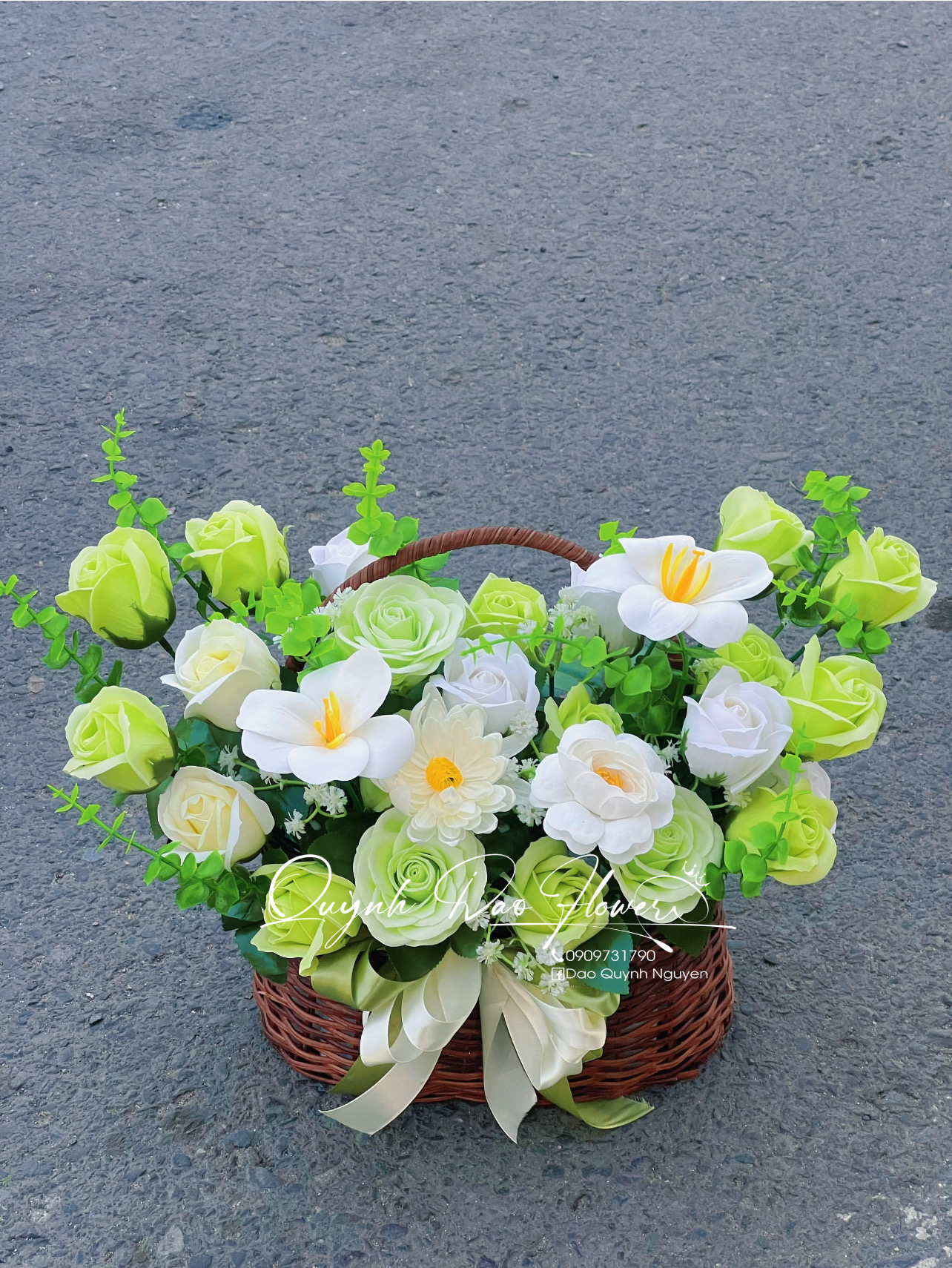 Giỏ hoa sáp xanh lá