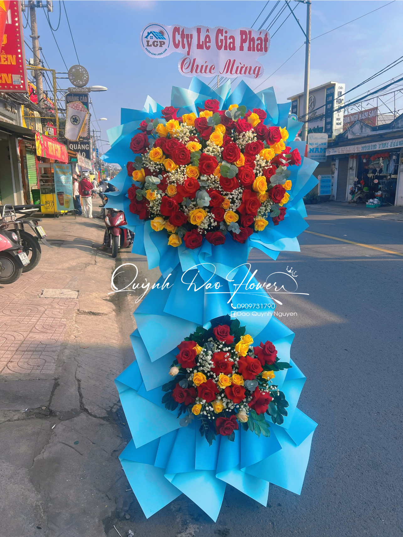 Kệ hoa đỏ vàng rực rỡ