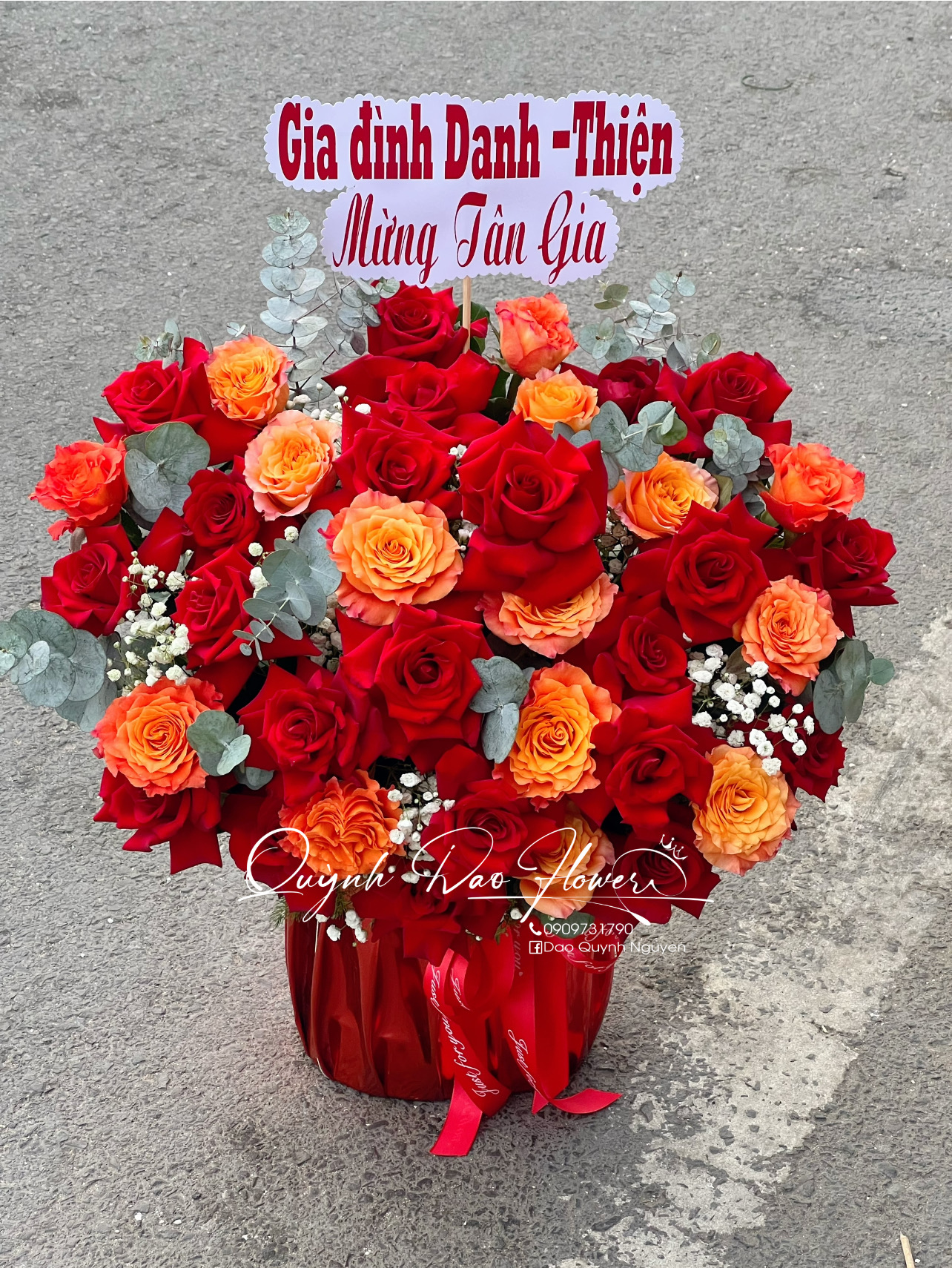 Giỏ hoa đỏ cam rực rỡ 