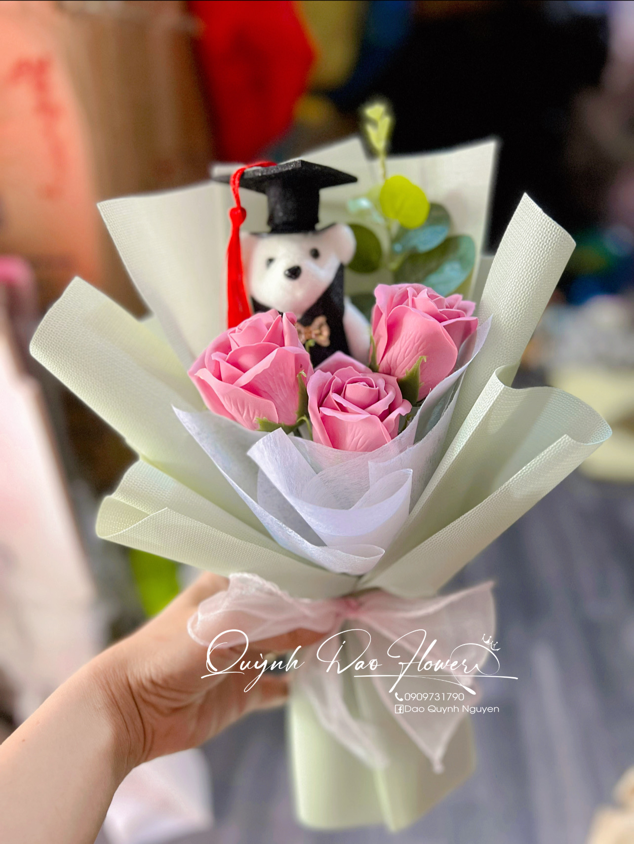 Bó hoa sáp 3 bông kèm gấu tốt nghiệp , túi kính 
