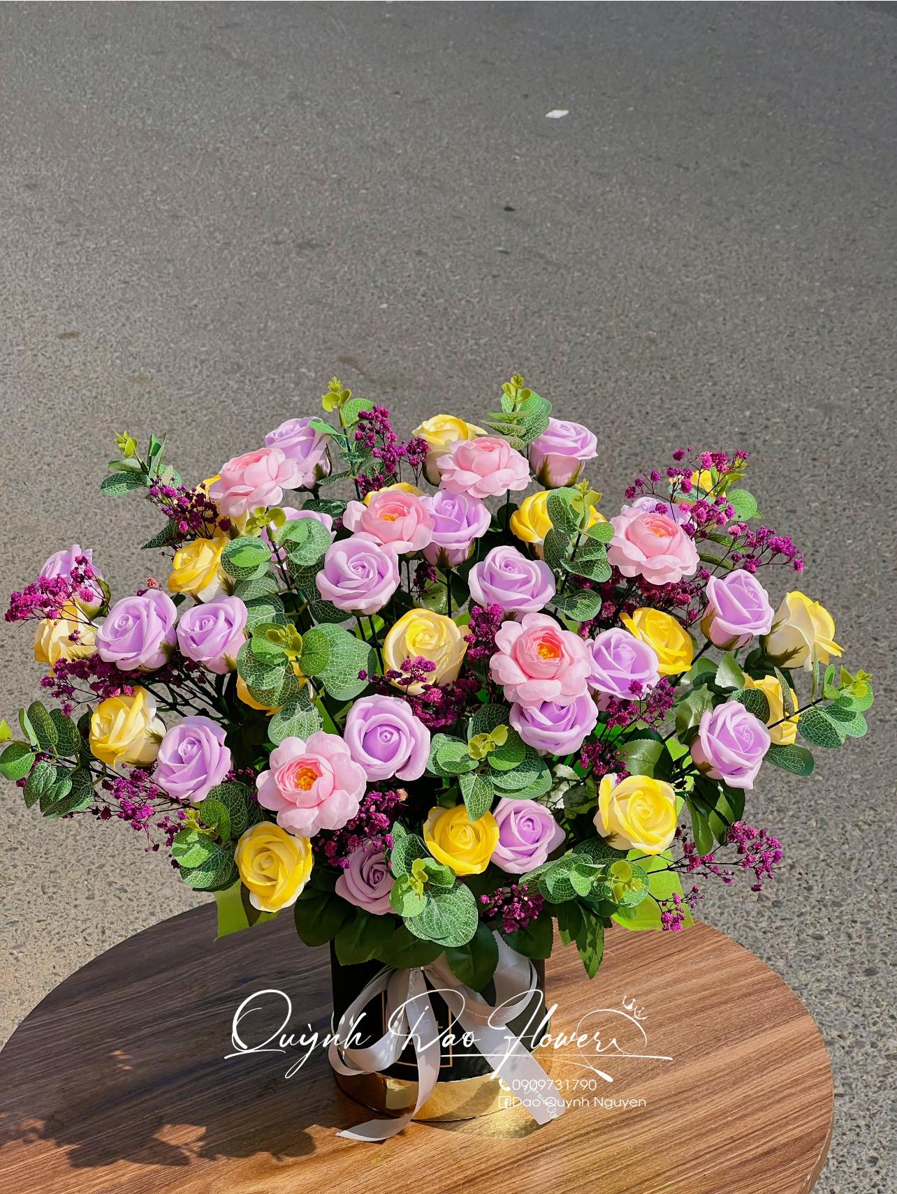 Giỏ hoa sáp màu tím 
