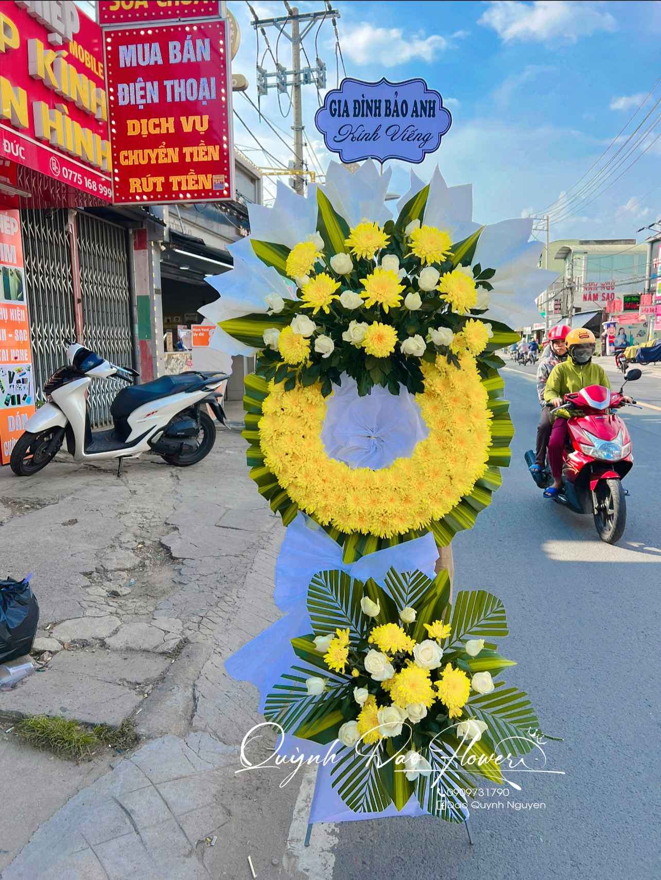 Kệ viếng cúc vàng 