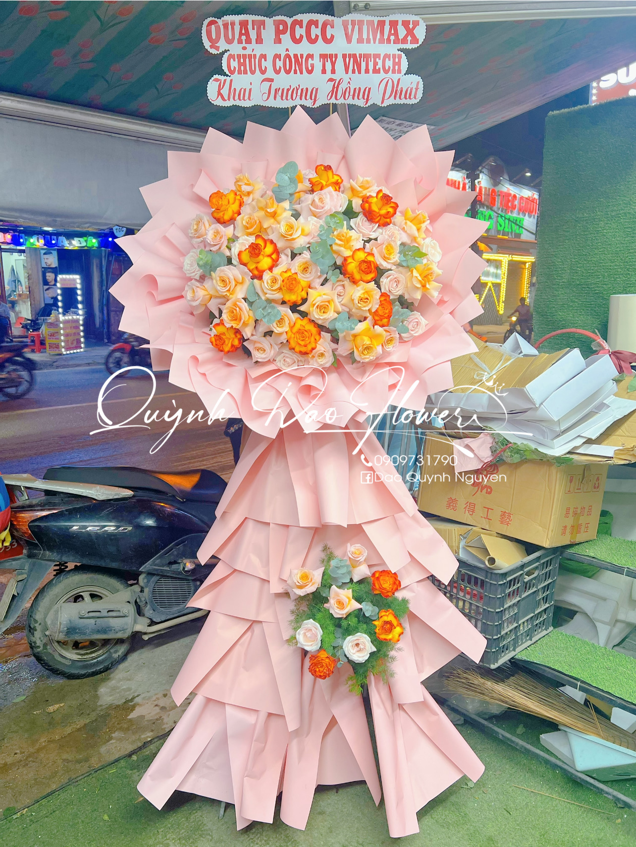 Kệ khai trương tone vàng cam thủ Đức 