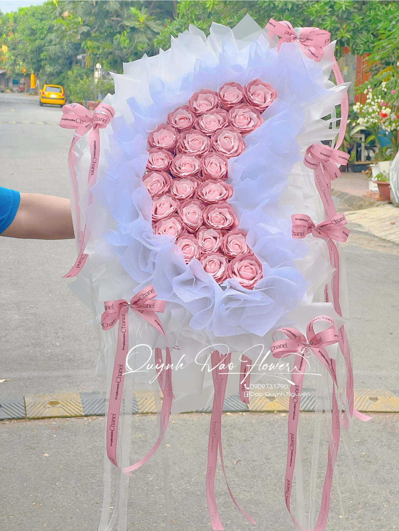 Bó hoa hình mặt trăng dành cho bạn gái tên Nguyệt 