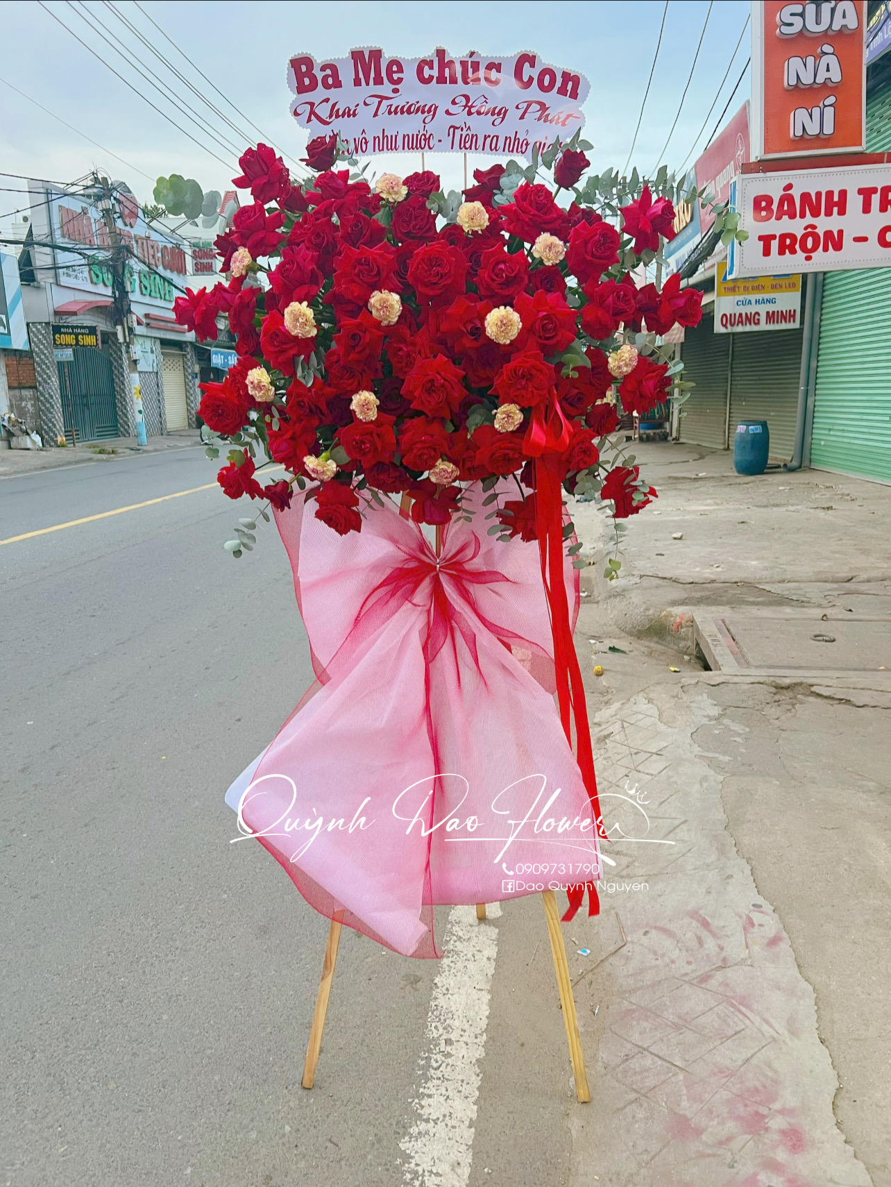 Kệ hoa chúc mừng hiện đại tại Bình thạnh
