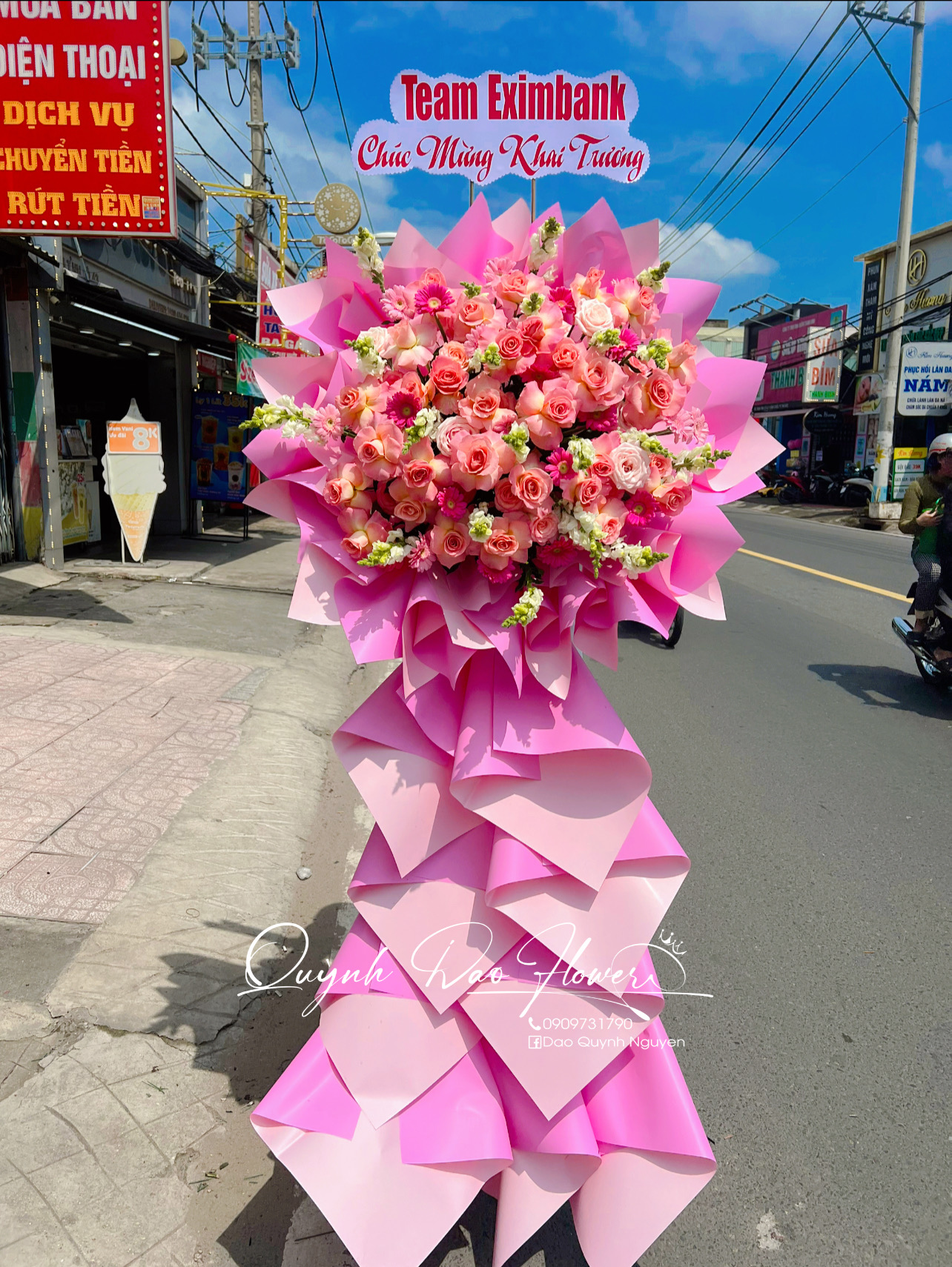 Kệ khai trương màu hồng  gần Dĩ An