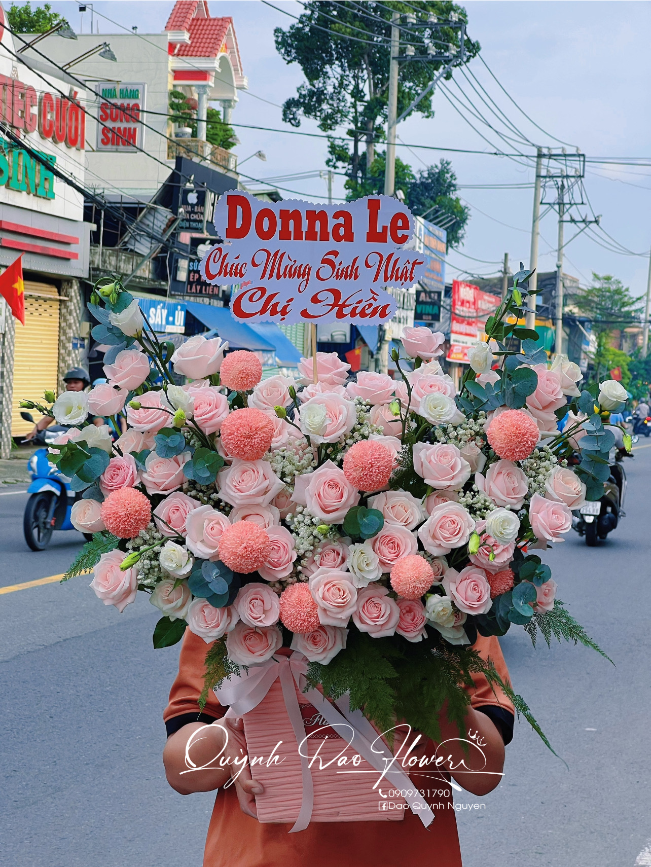 Lẵng hoa hồng kem