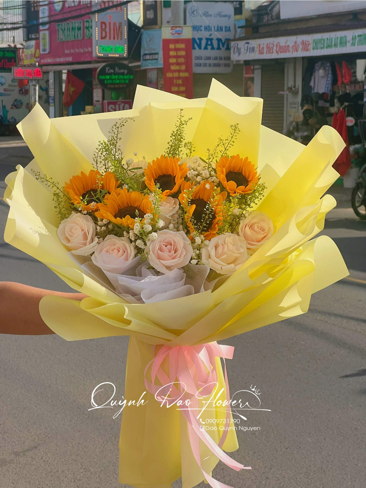 Bó hoa tốt nghiệp gần làng đại học Thủ Đức, quận 9