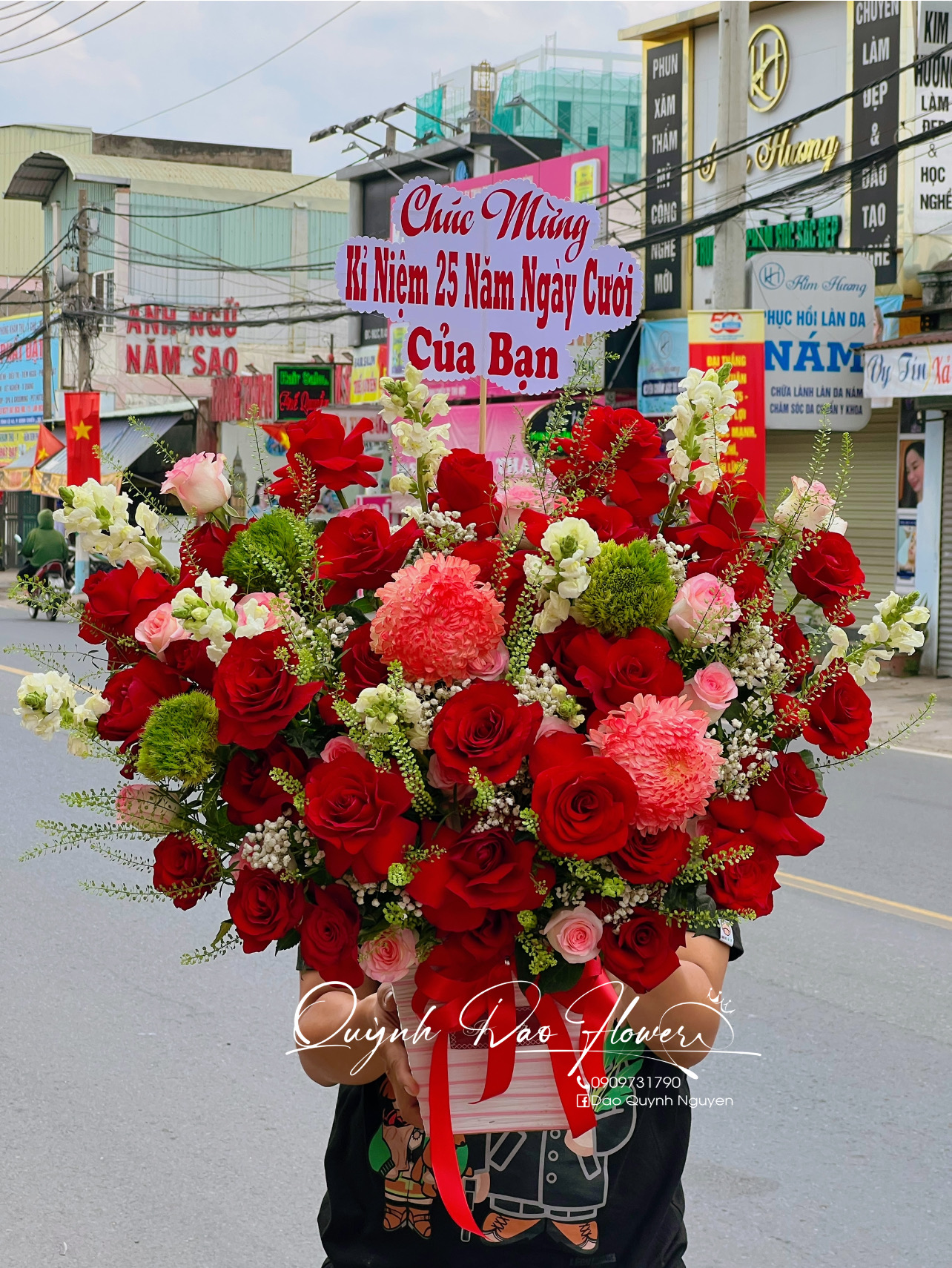 Giỏ hoa đỏ tặng khai trương, sinh nhật gần quận bình Thạnh 