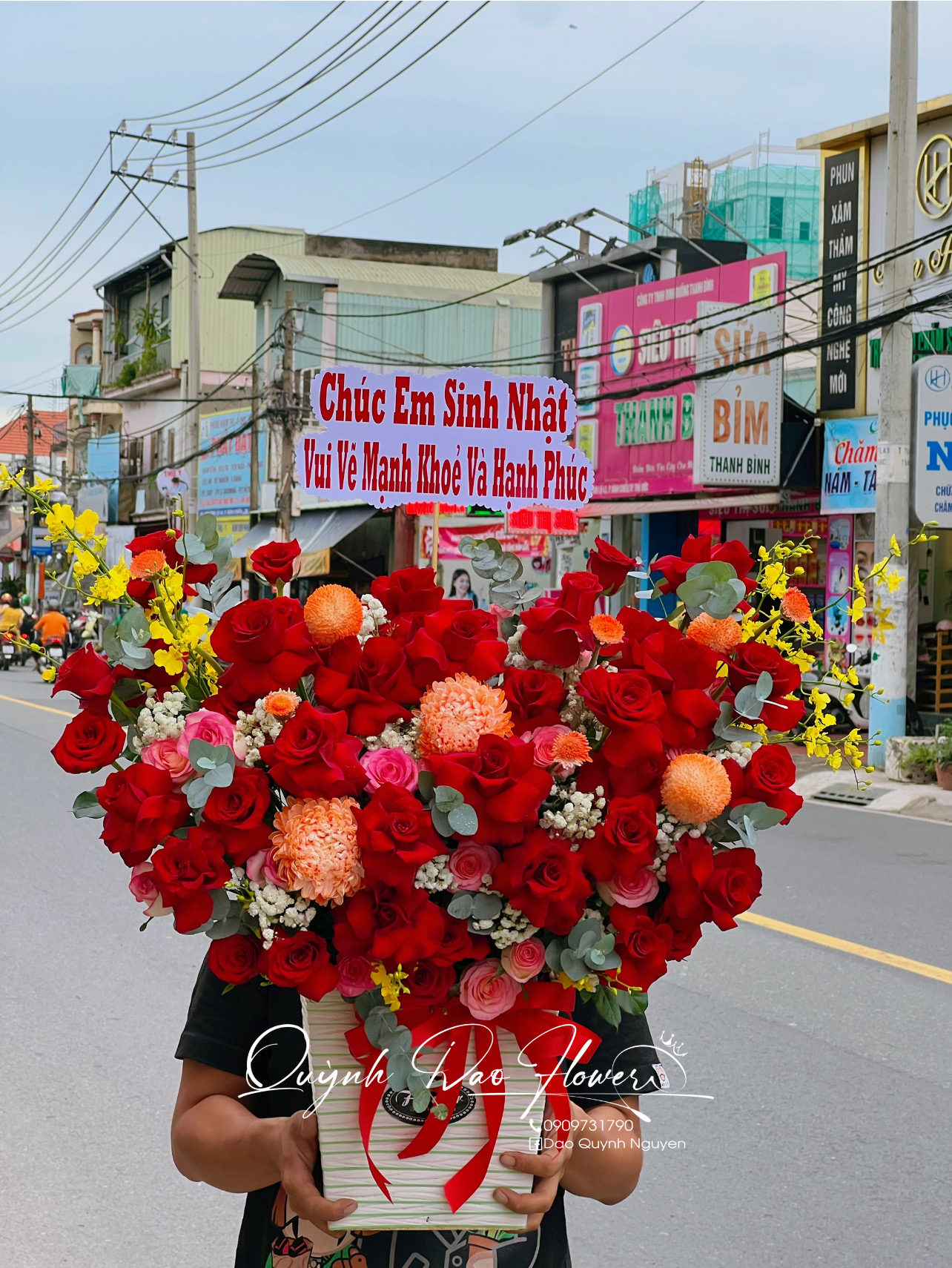 Giỏ hoa hồng đỏ mix lan vu nữ