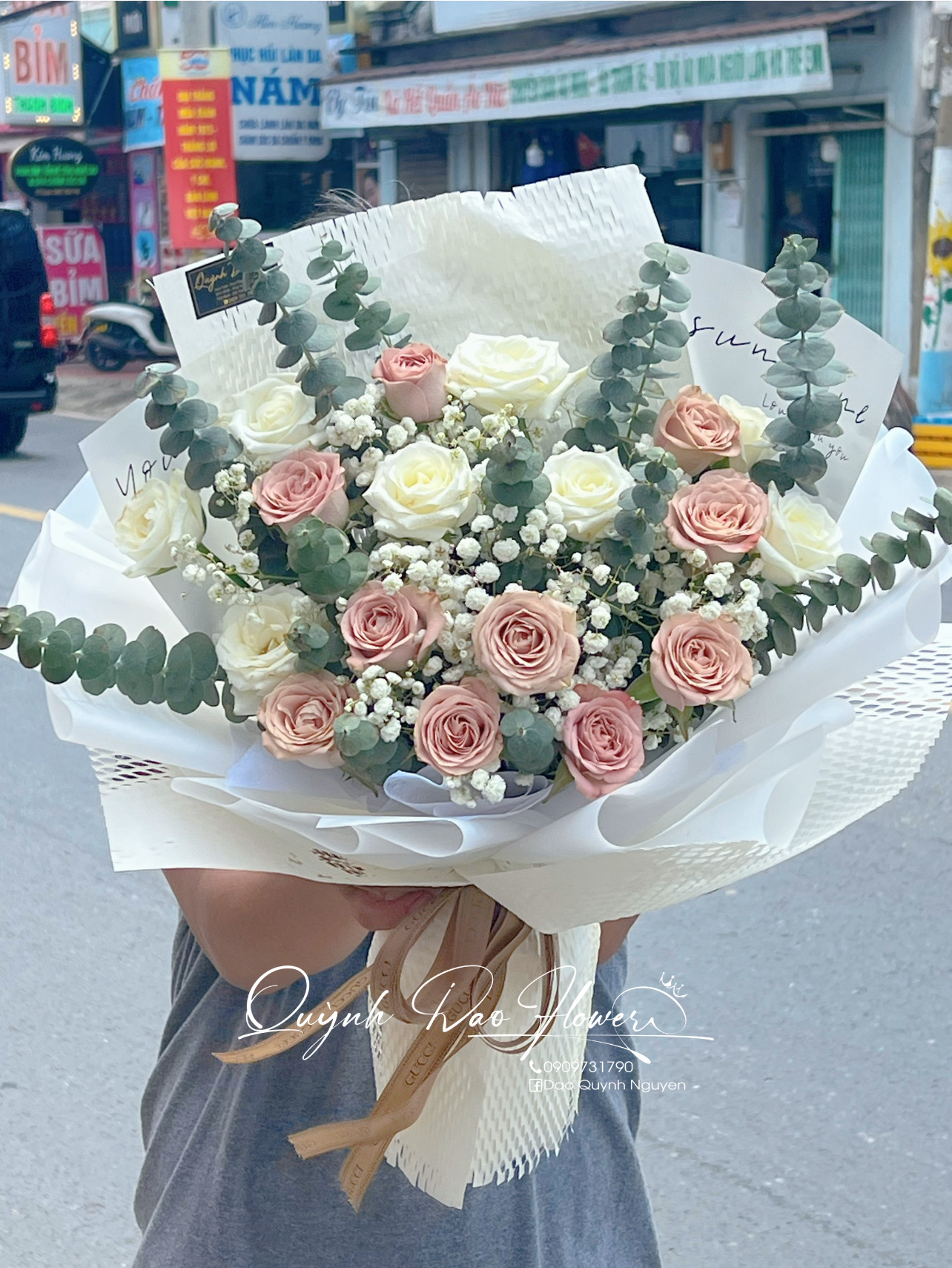 Bó hoa Hồng trắng mix hồng capuchino 