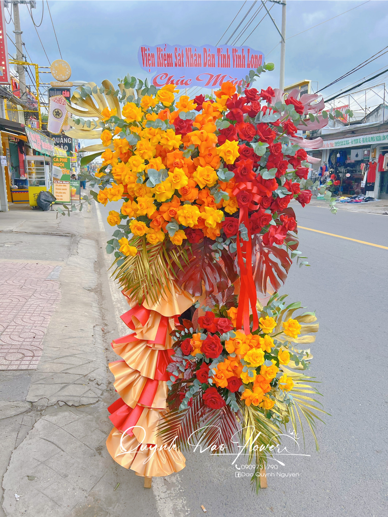 Kệ hoa khai trương 3 màu hiện đại 