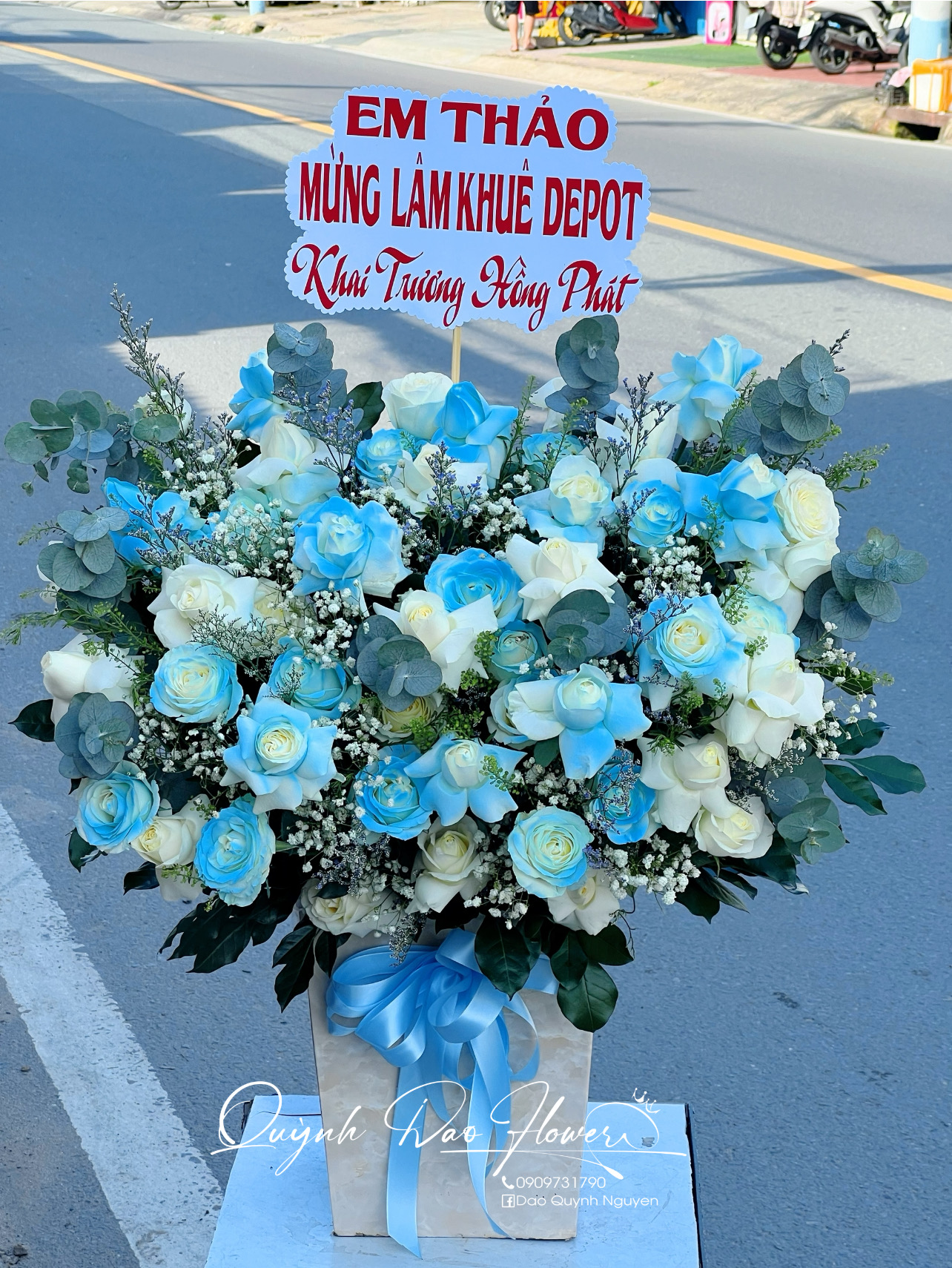 Giỏ hoa to tặng đối tác tone xanh dương 