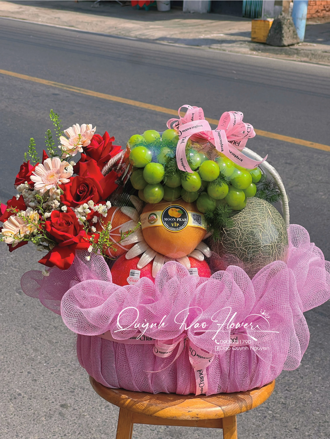 Giỏ trái cây kèm hoa