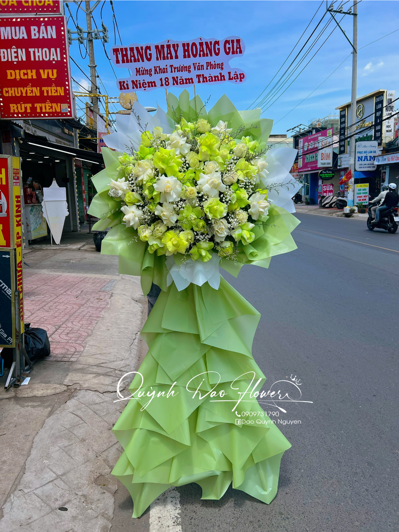 Kệ khai trương Tone xanh lá mùng lễ kỉ niệm tại Thủ Đức
