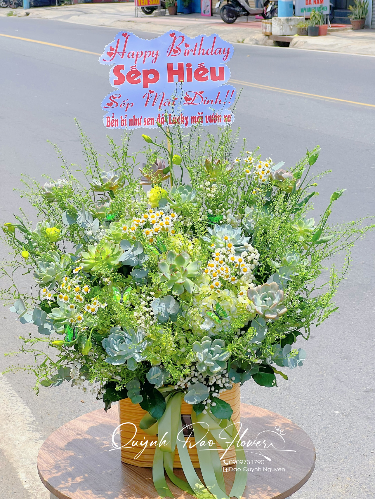 Giỏ hoa sen đá mix  màu xanh lá tặng sếp 