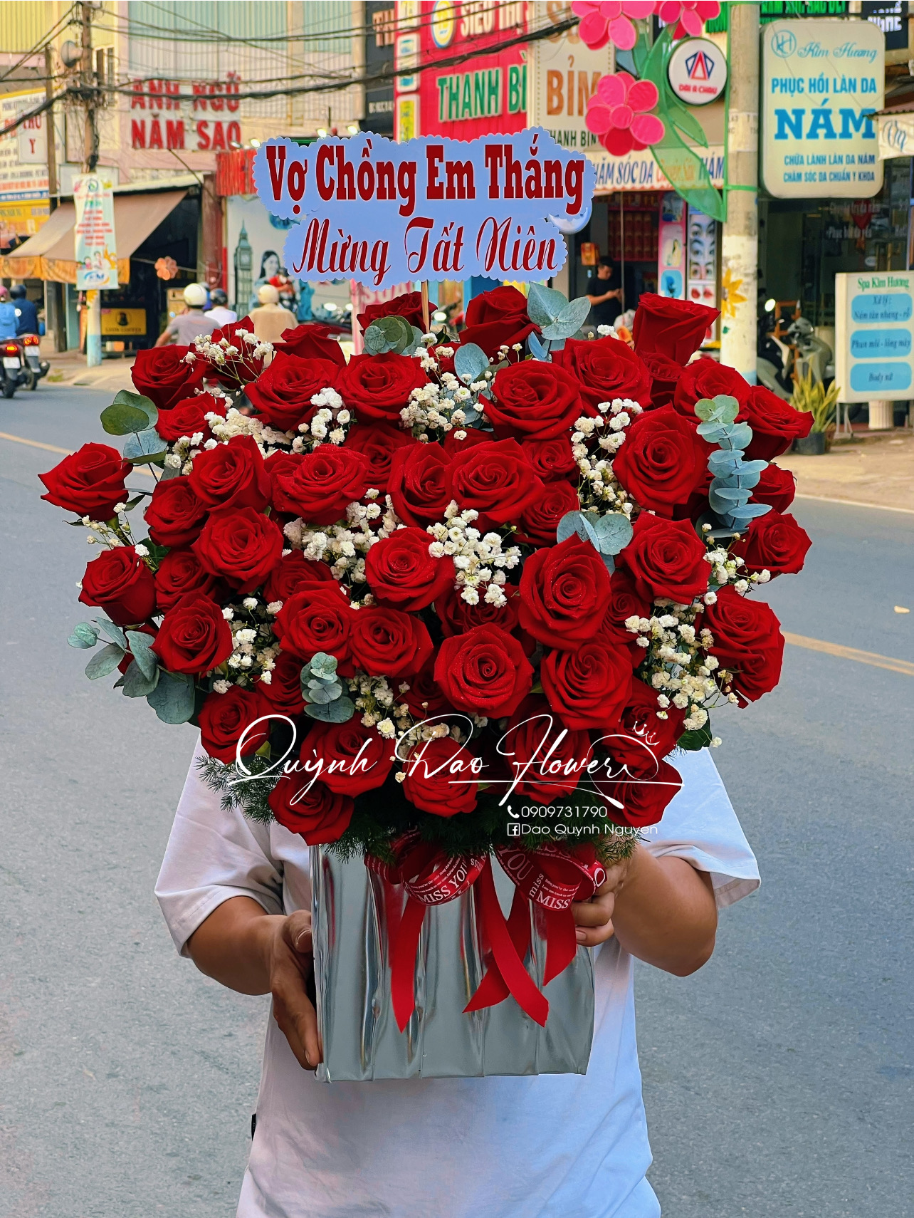 Bình hoa đỏ nhung