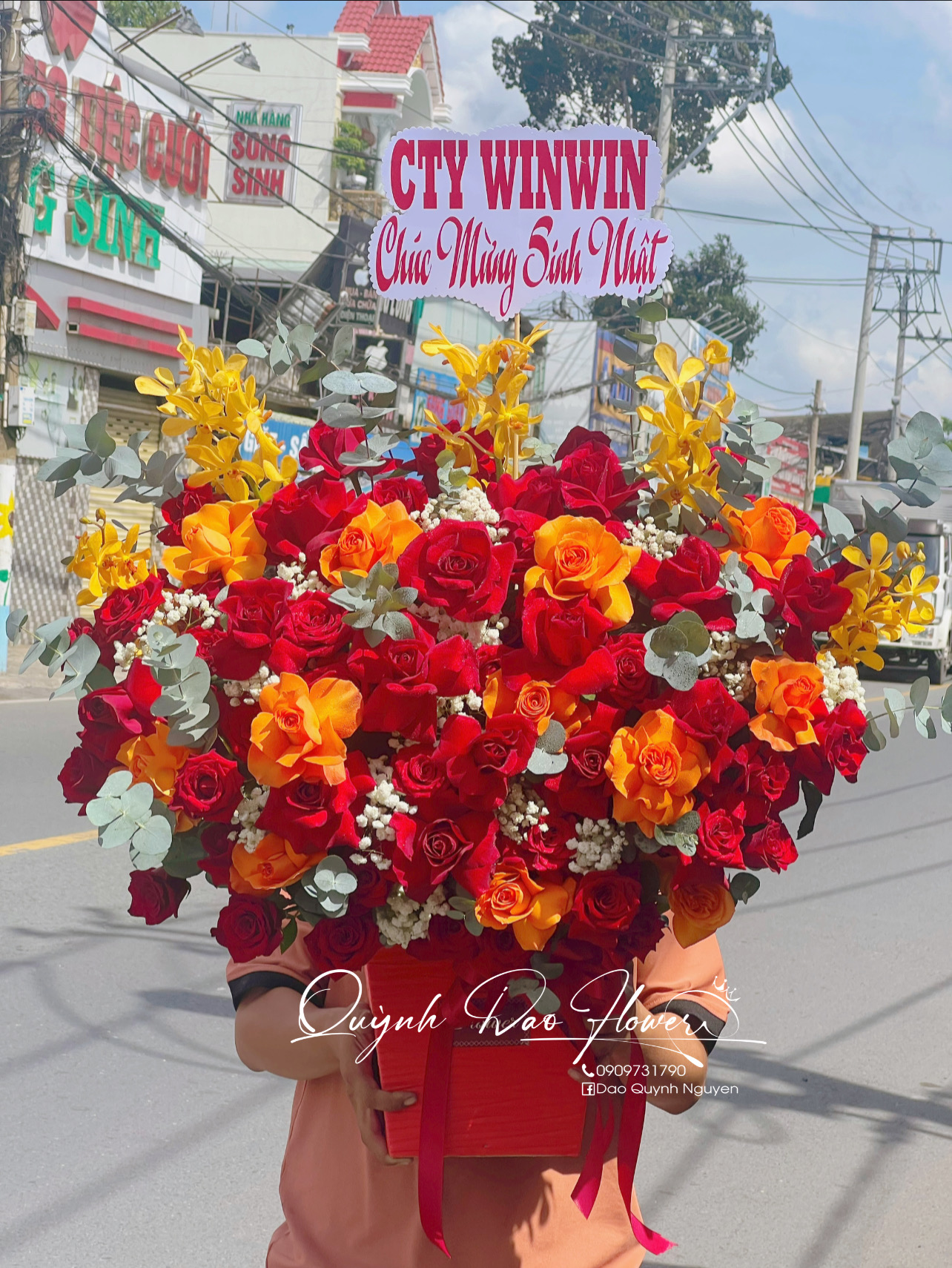 Giỏ hoa đỏ cam khổng lồ
