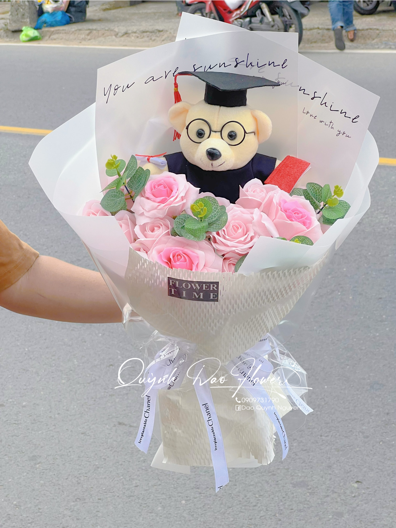 Bó hoa sáp cao cấp kèm gấu tốt nghiệp size to
