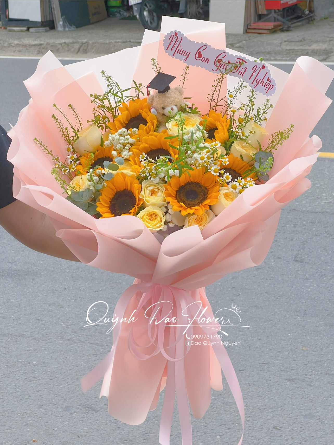 Bó hoa hướng dương 7 bông kèm gấu tốt nghiệp 