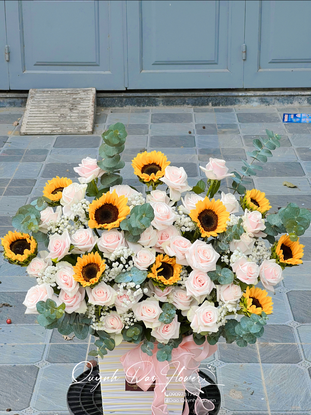 Giỏ hoa hướng dương mix hoa hồng 