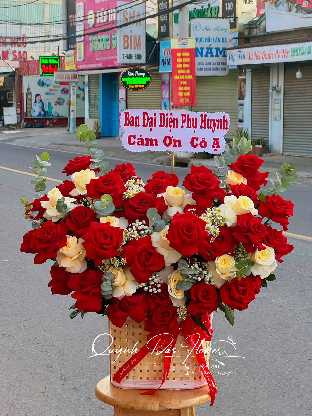 Giỏ hoa to tặng cô