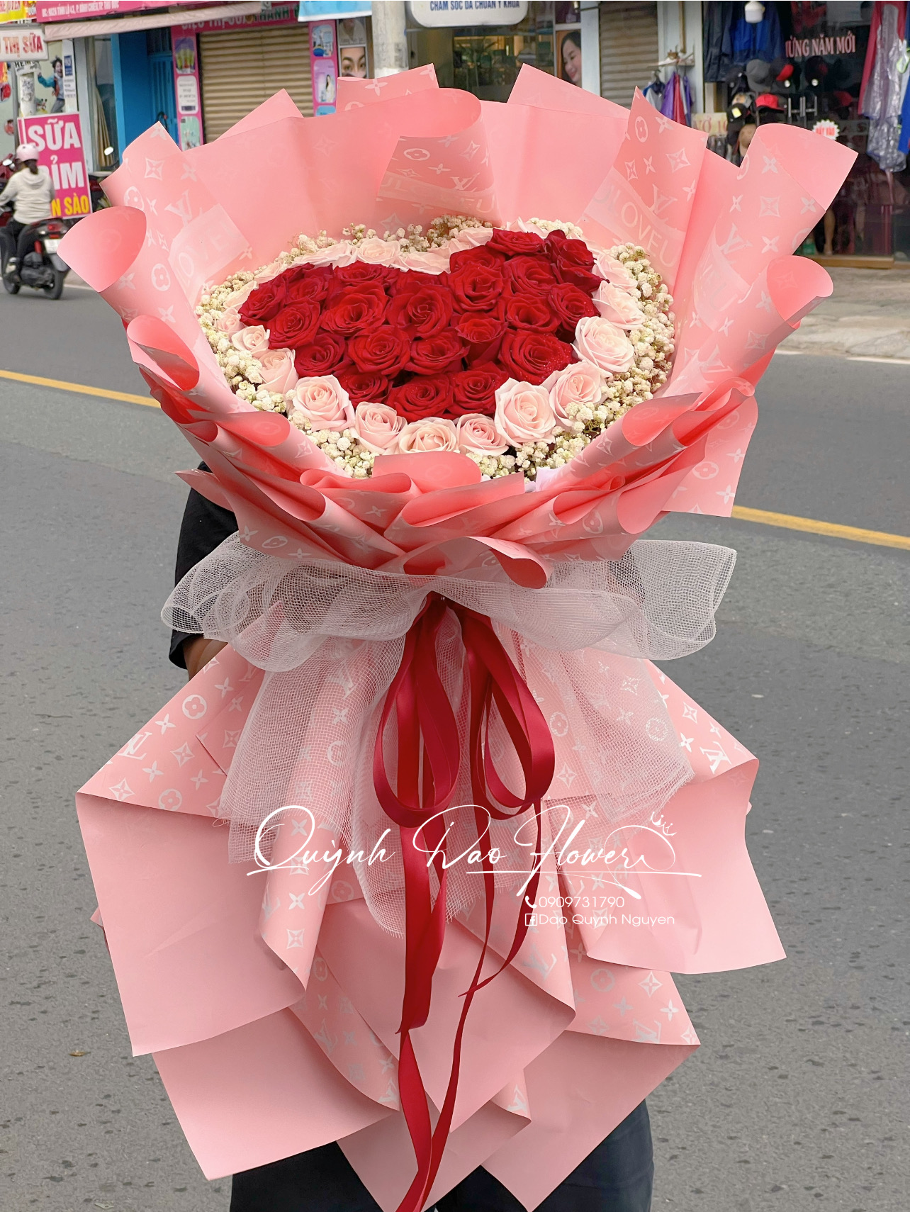 Bó hoa trái tim viền bi tươi 