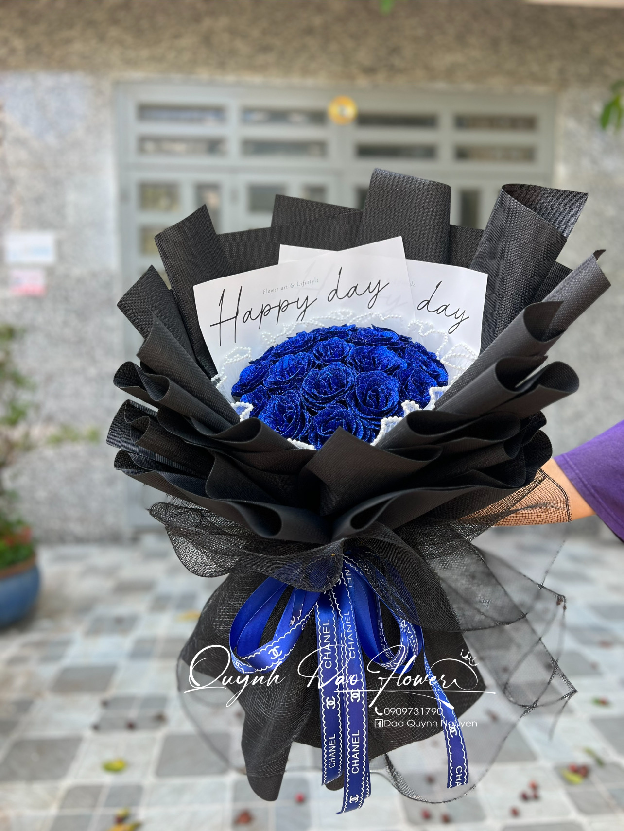 Bó hoa kim tuyến màu xanh dương giấy đen tặng bạn nam
