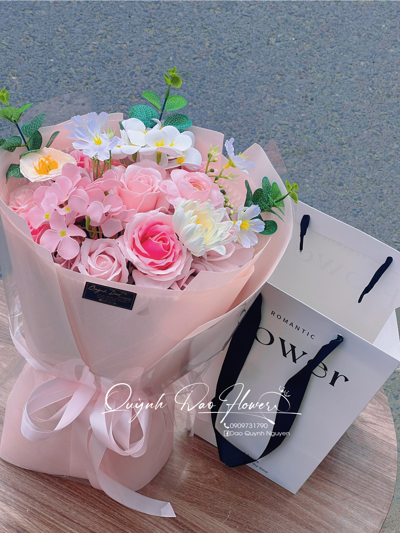 Bo hoa sáp mix màu hồng kèm túi sang trọng 