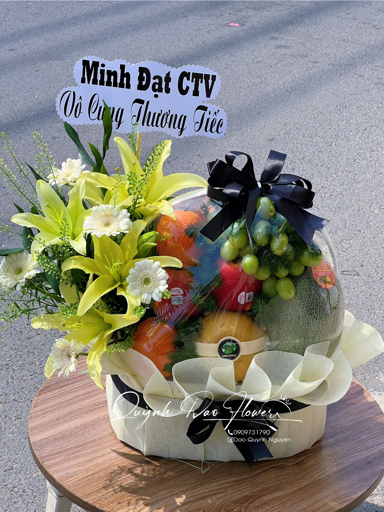 Giỏ trái cây viếng hoa ly vàng 