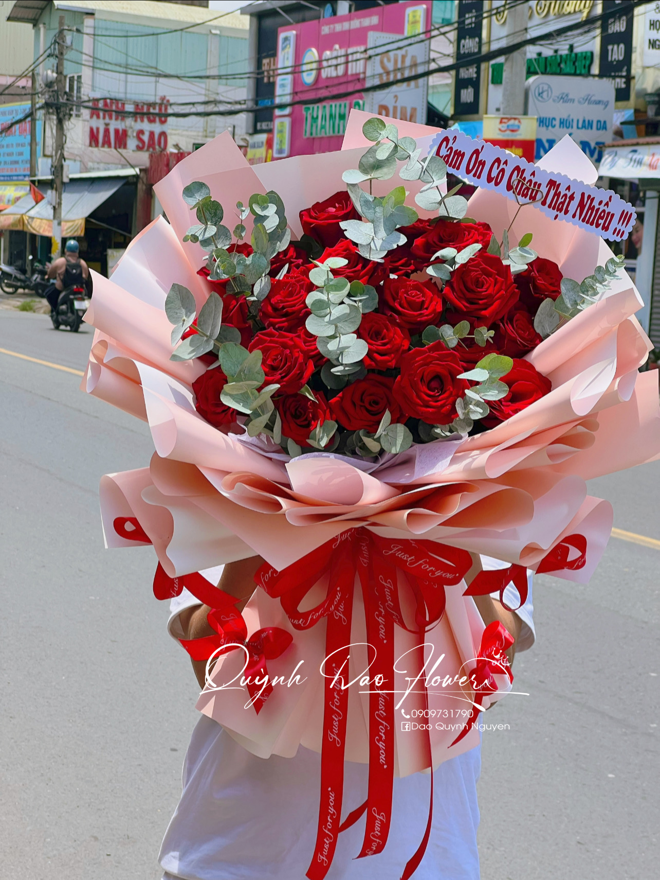 Bó hoa hồng đỏ bánh bèo