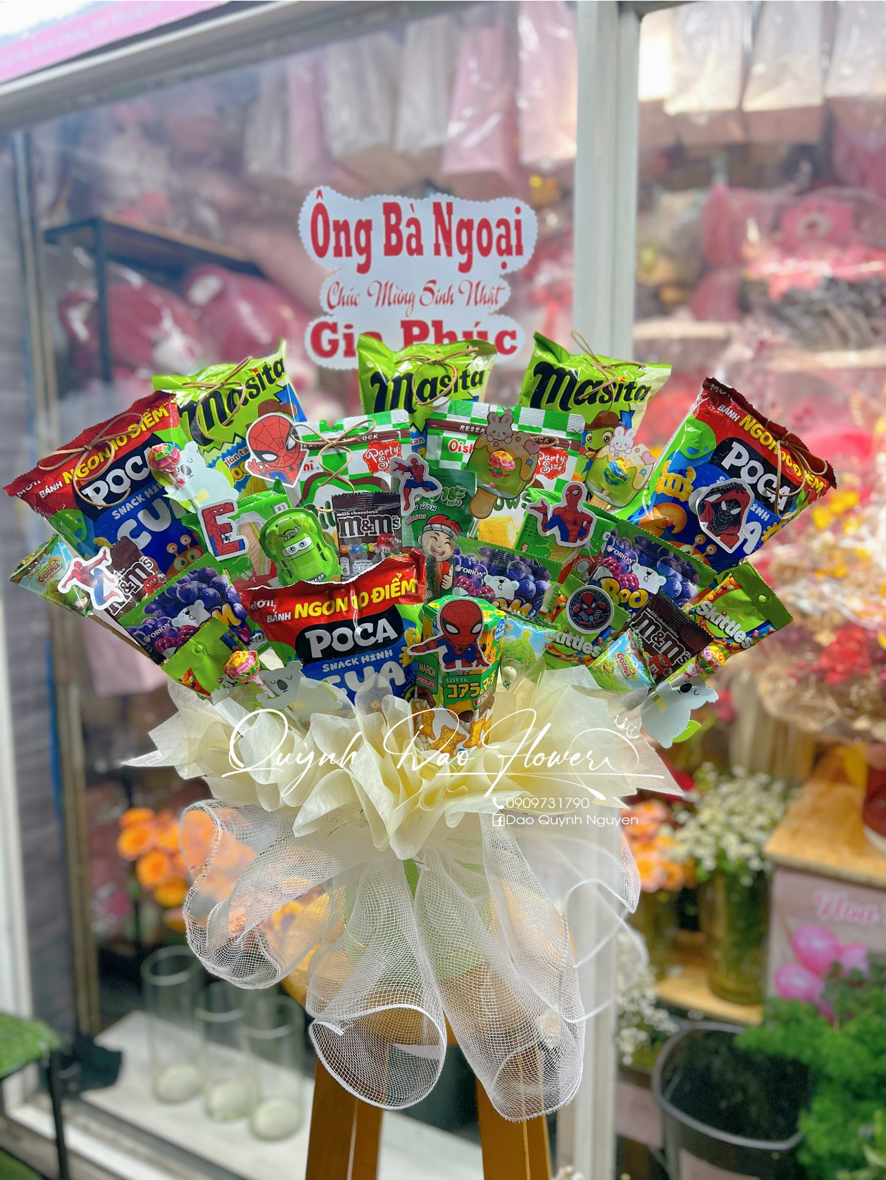 Hộp hoa bánh kẹo xanh lá