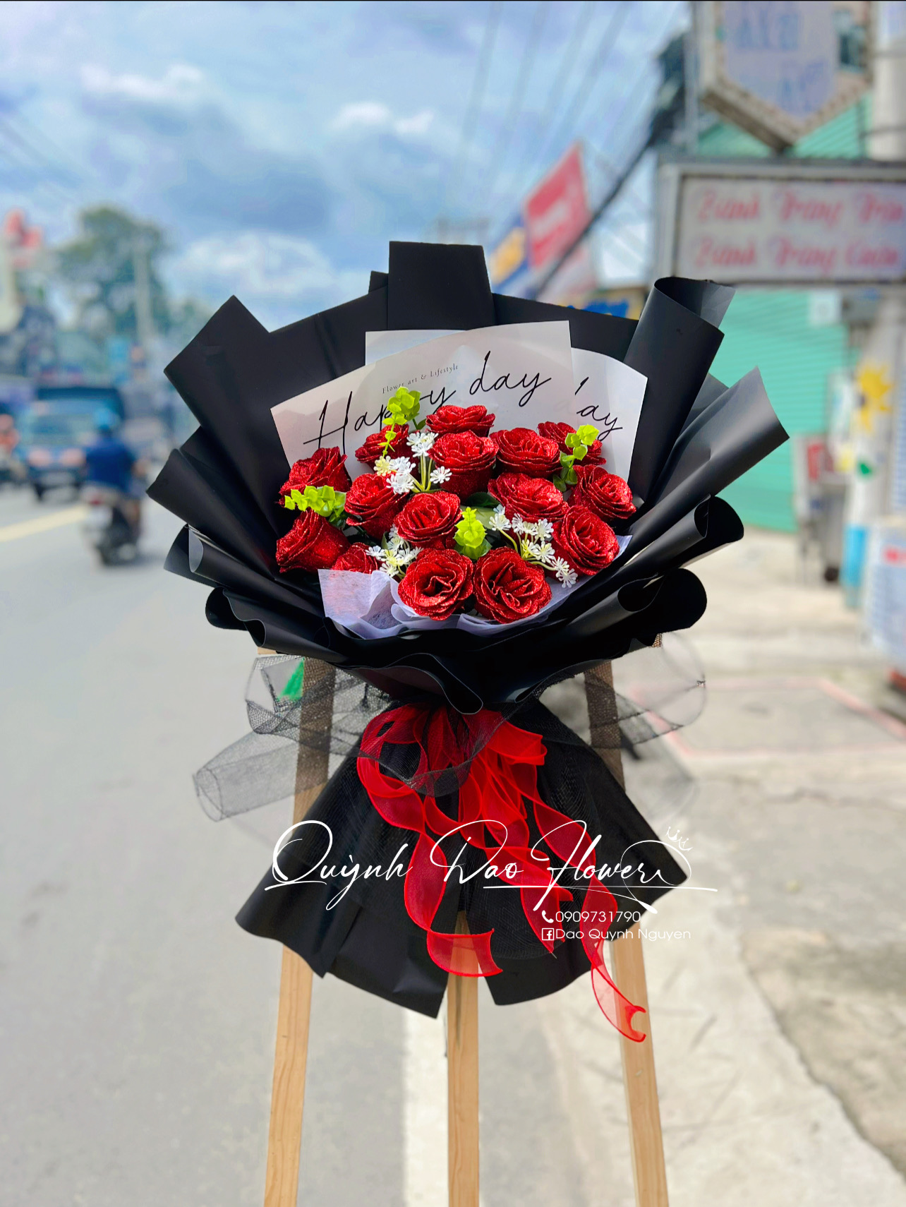 Bó hoa kim tuyến bó giấy đen