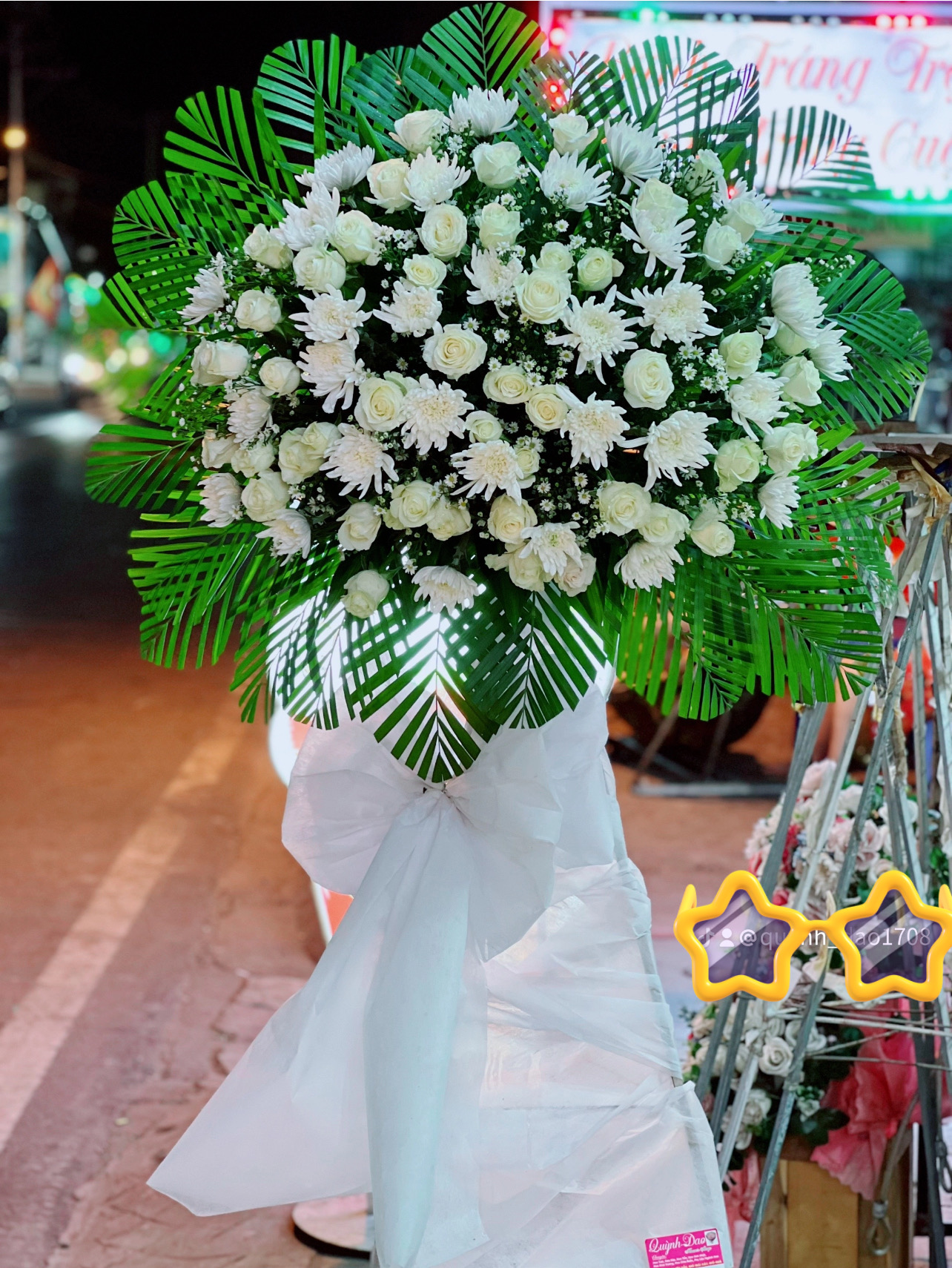 Kệ viếng cúc trắng