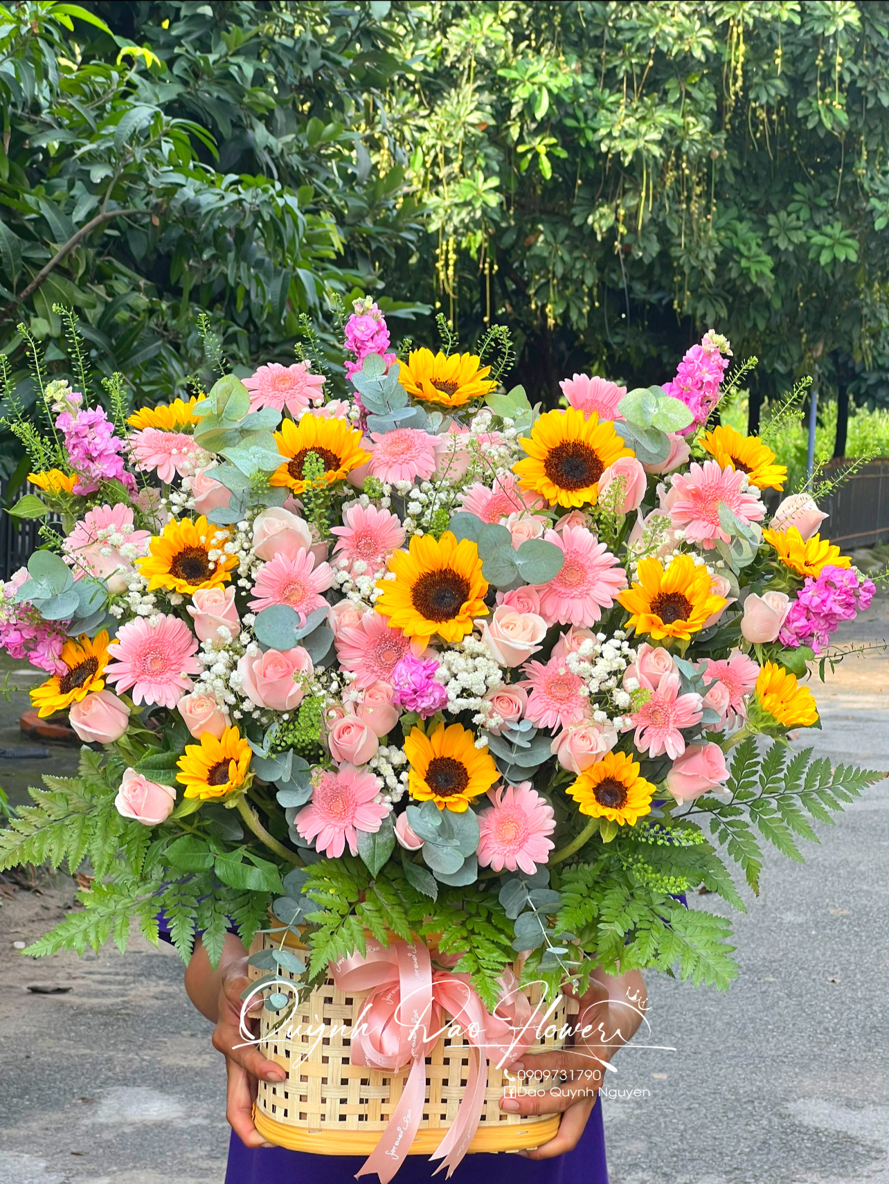Giỏ hoa khai trương hoa hồng mix hướng dương, hoa đồng tiền 