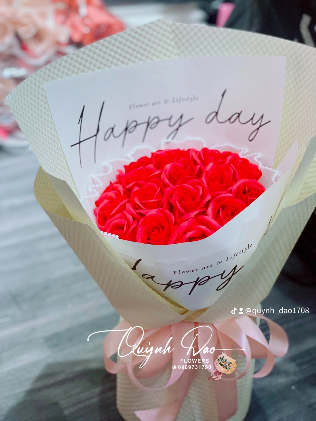 Bó hoa đỏ đơn giản dành tặng bạn gái