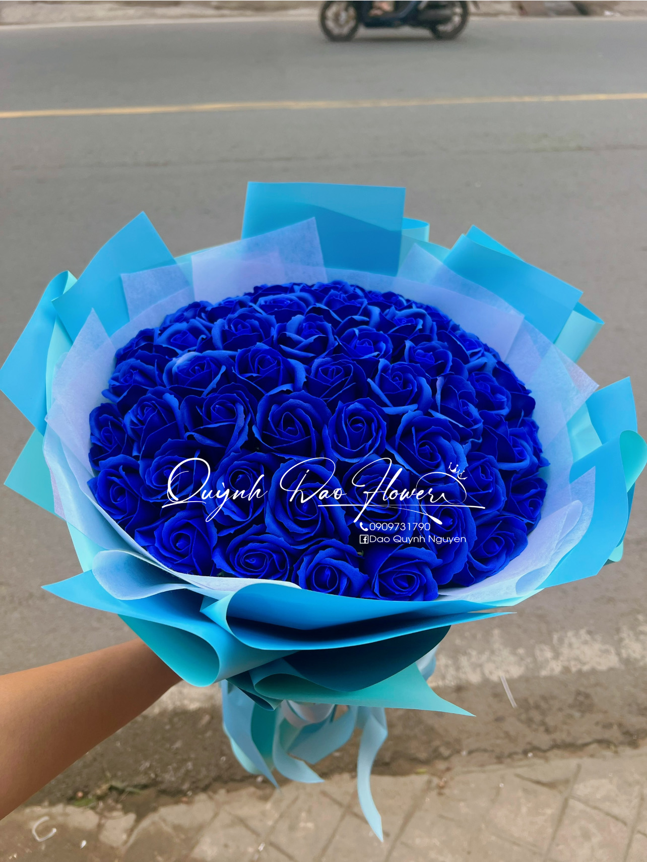Bó hoa sáp xanh dương kiểu tròn