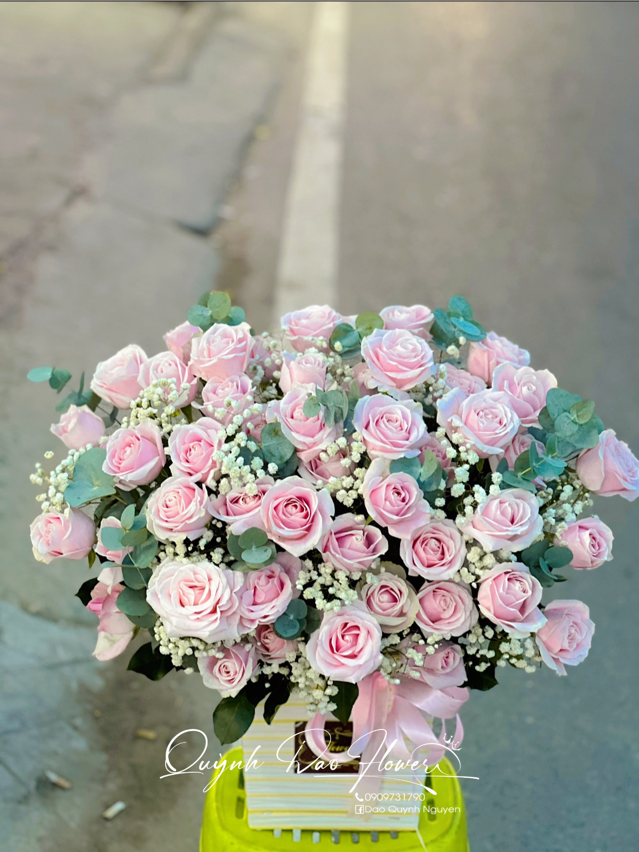 Giỏ hoa hồng kem dâu đẹp rẻ