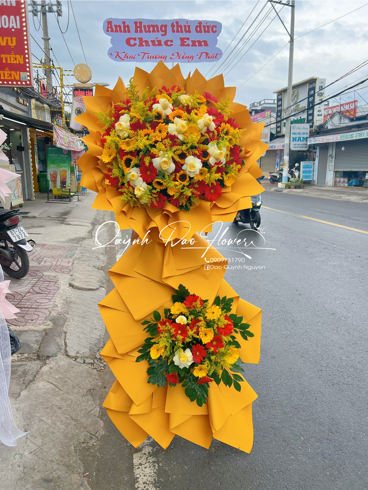Kệ hoa vàng rực 