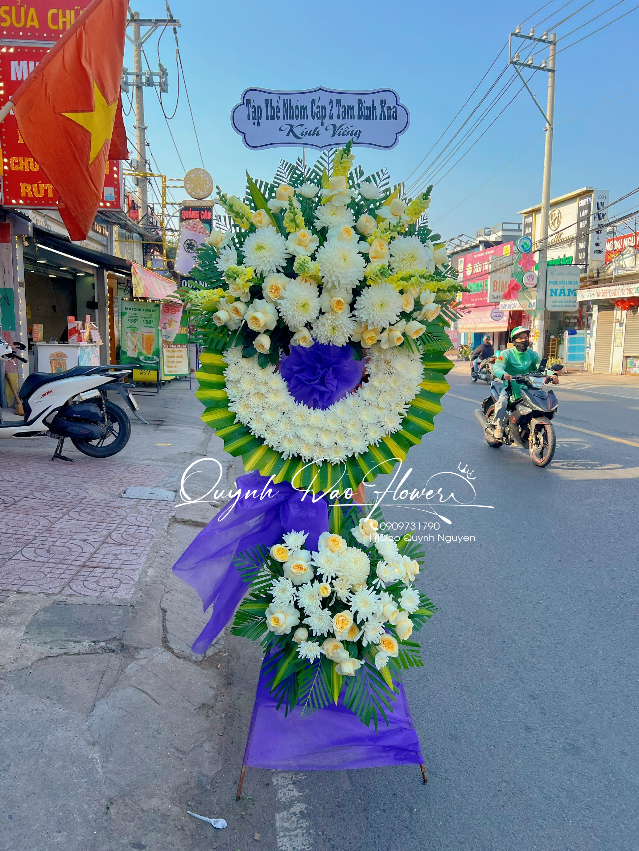 Kệ viếng màu tím