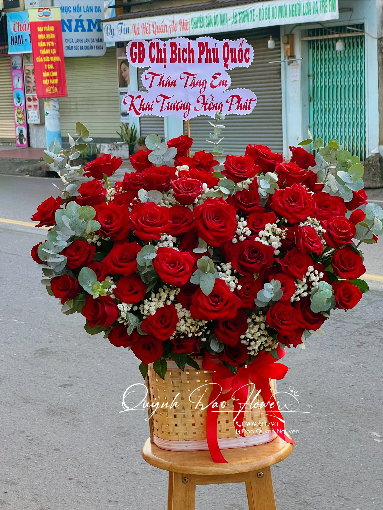 Giỏ hoa đỏ khổng lồ
