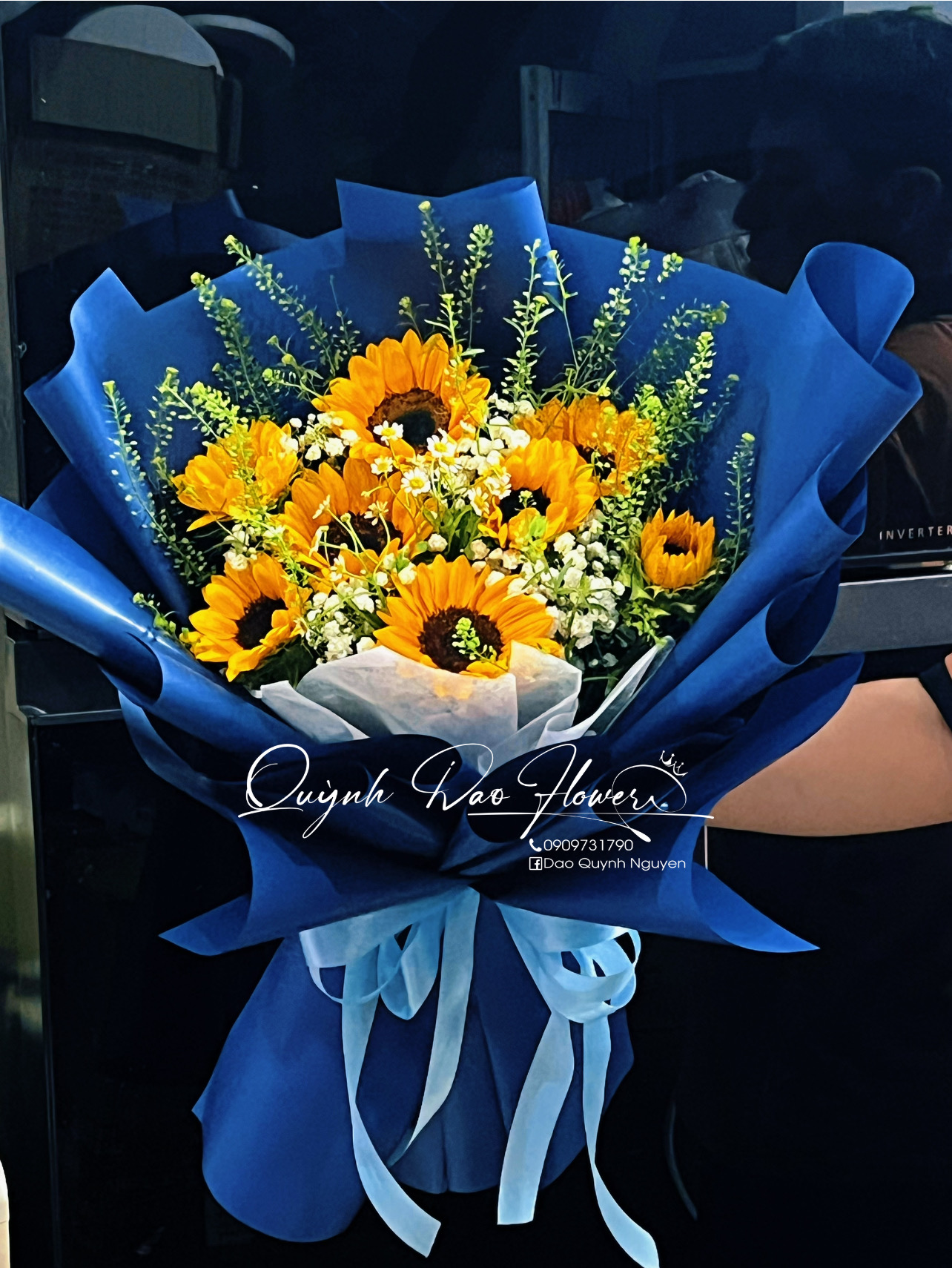Bó hoa hướng dương gói giấy xanh dương 